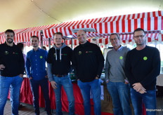 Een onderonsje tussen (oud-)bio-AGF-collega's. Jaap Bos (TvA Organics en TruGarlic), Dave de Bekker (Postuma AGF), Bas Groeneveld (TvA Organics en TruGarlic), Gerard de Pee (TvA Organics en TruGarlic), Marien Verhulst (Geersing Potato Specialist) en Johan Groen (Geersing Potato Specialist). 